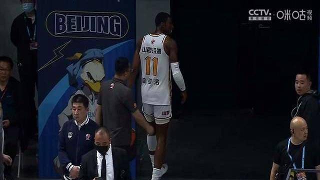 九游体育平台-技术犯规！篮球赛场争议曝光