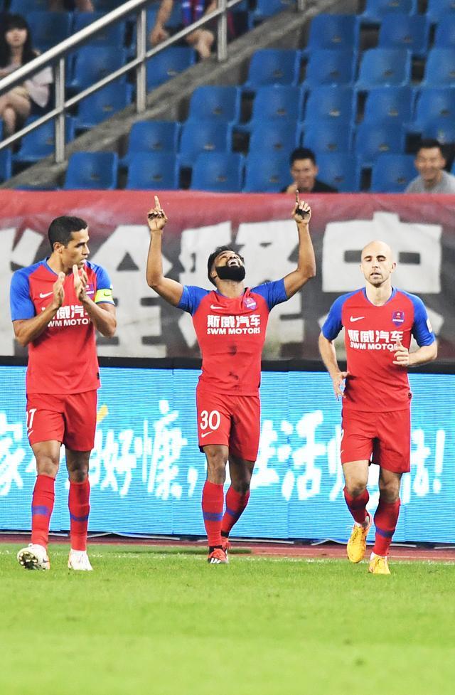 包含重庆斯威客场战平天津泰达，积分榜稳定的词条