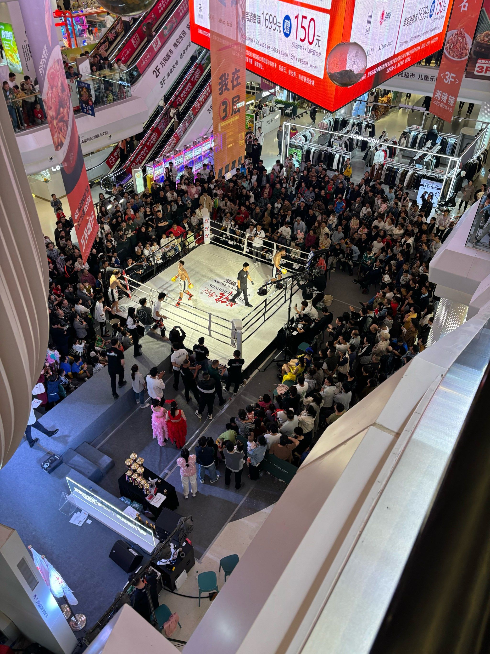 精彩纷呈的较量，击掌致意的瞬间定格争霸场的简单介绍