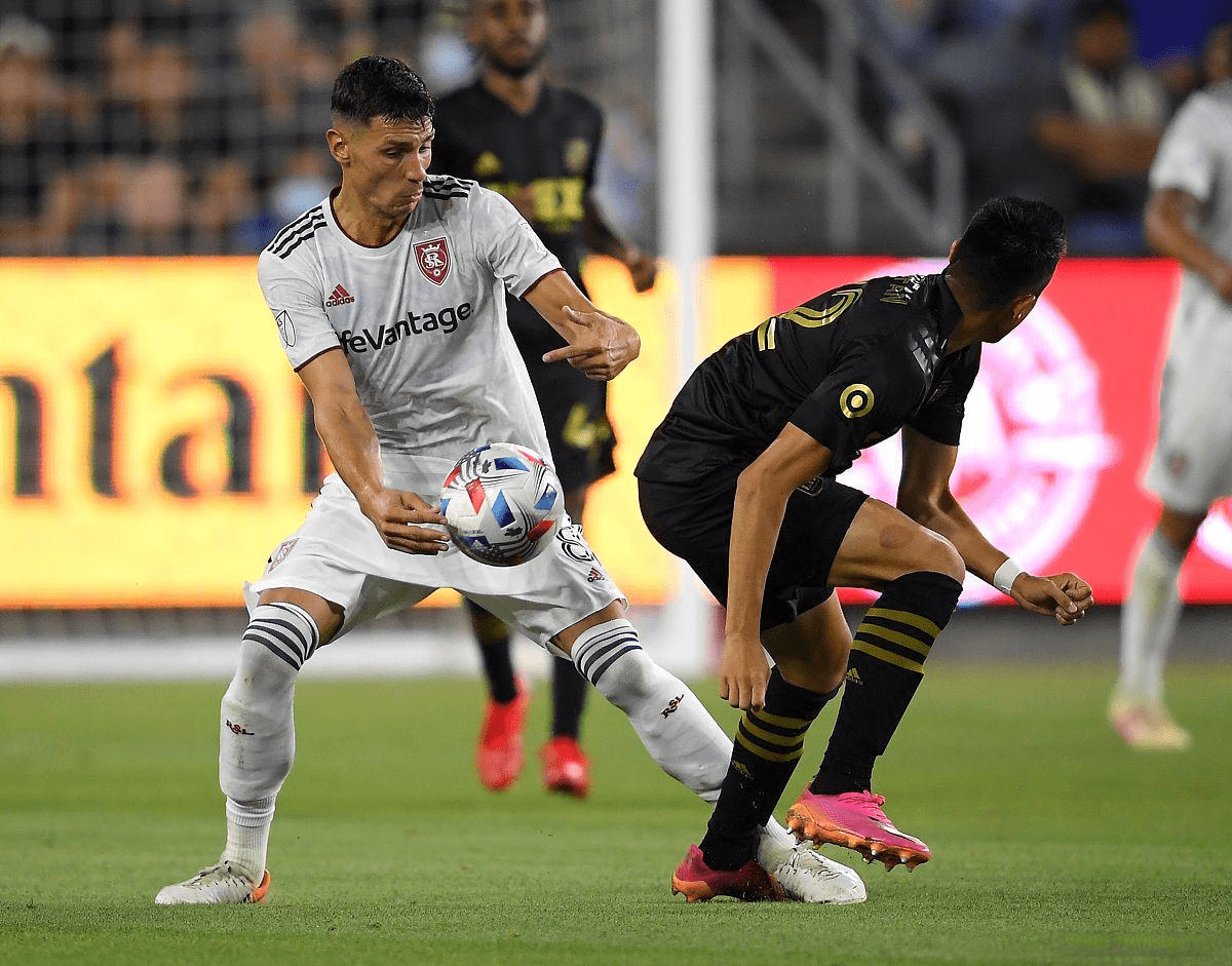 沙尔克04客场受挫，遭遇两连败