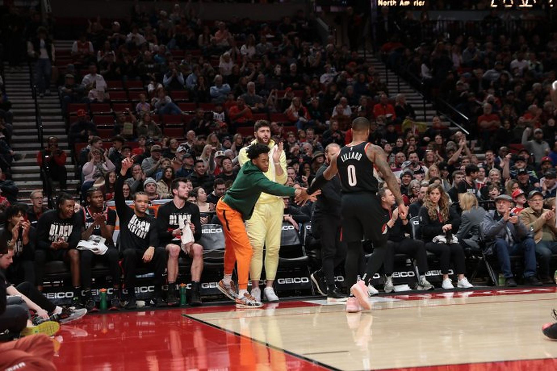 开拓者主场胜骑士，利拉德砍下全队最高27分领军取胜的简单介绍