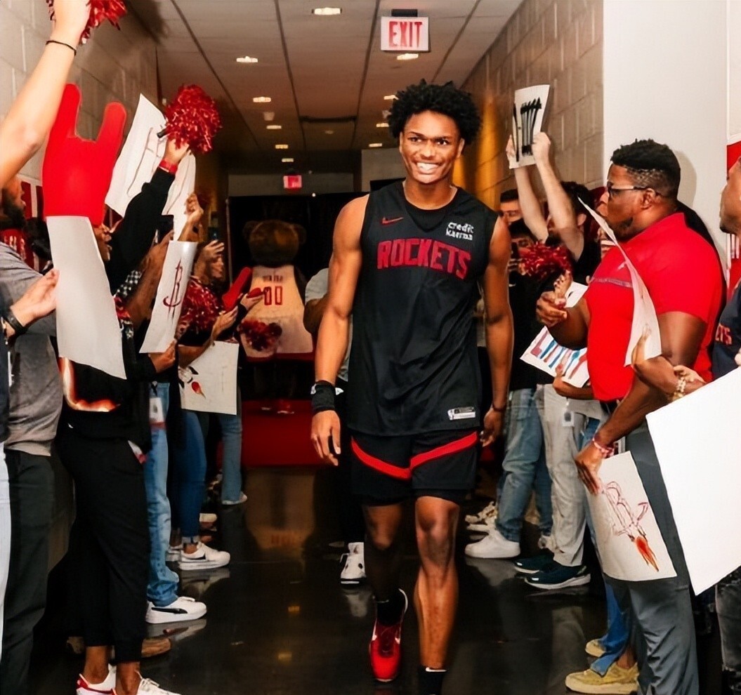 9you娱乐-火箭队签下大牌球员，备战新赛季