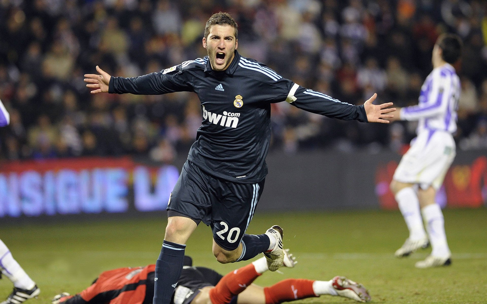 双重绝杀，神同步，当奥地利足球队绝杀波兰队，林高远如何扛起乒乓全队？